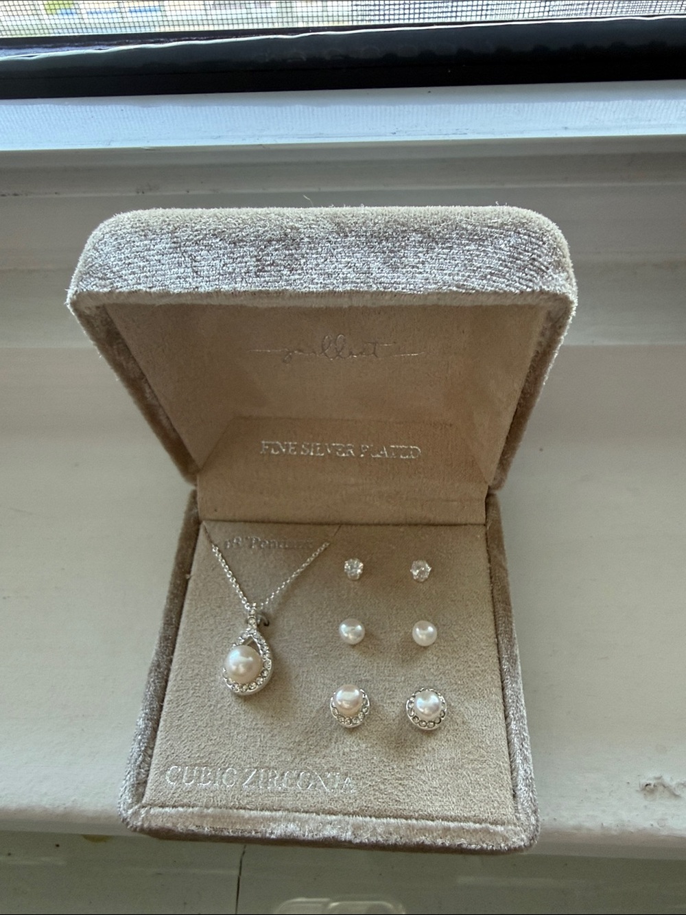 Fine Silver-Plated faux Pearl and Cubic Zirconia Jewelry Set - White faux Pearls
